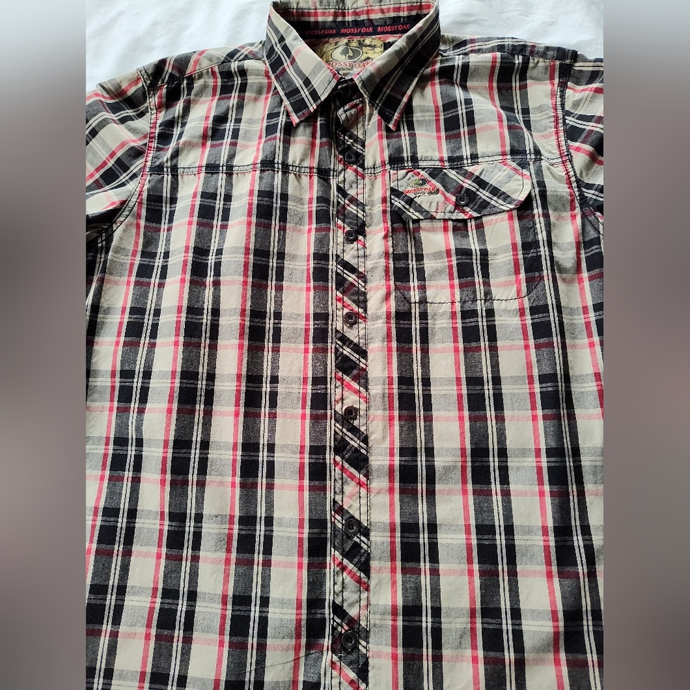 MOSSY OAK Men's Button Up Shirt. Size Large Short Sleeves.